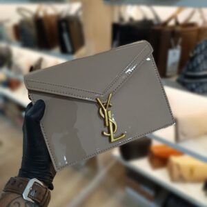 Clutch de Charol Handbag – Yves Saint Laurent