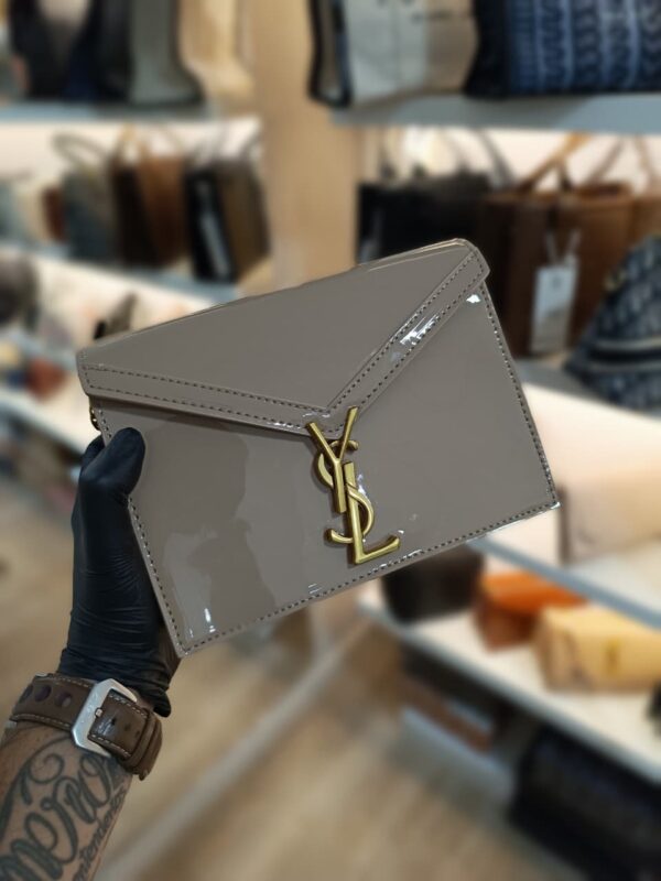 Clutch de Charol Handbag – Yves Saint Laurent