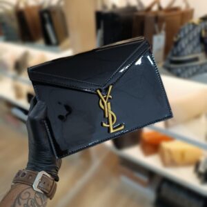 Clutch de Charol Handbag – Yves Saint Laurent