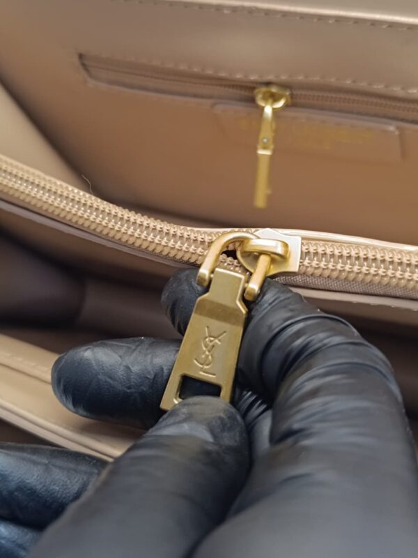 Clutch de Charol Handbag – Yves Saint Laurent - Image 12