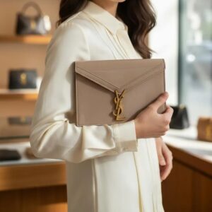 Clutch de Charol Handbag – Yves Saint Laurent